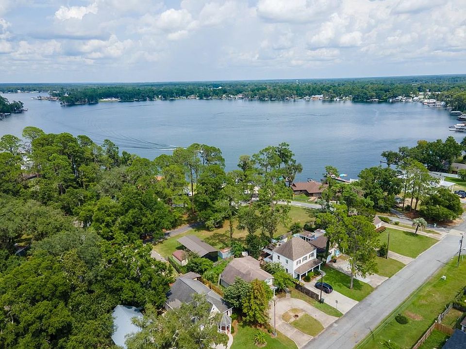 Roof replacement underway on Lake Park home